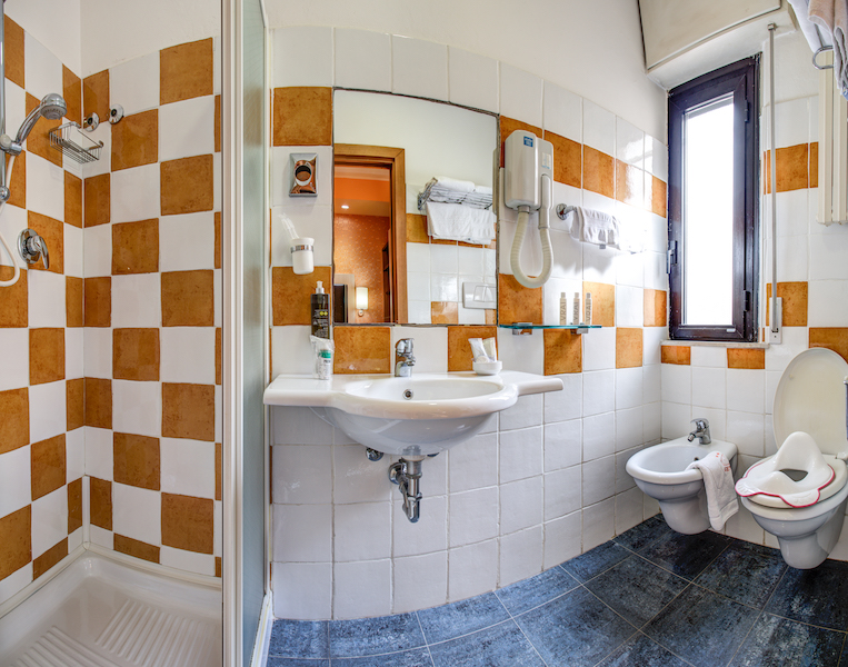 Bagno camera Quadrupla Comfort per famiglie