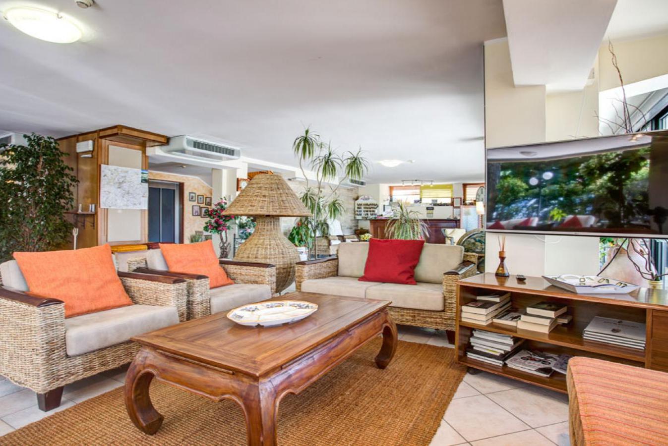 Hotel Club Gallery 10